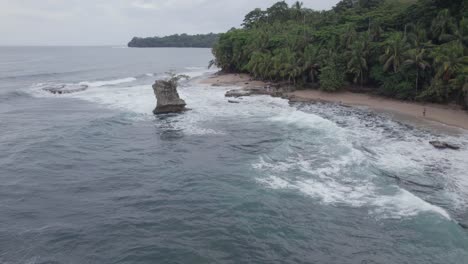 playa tropical durante el mediodía en costa rica