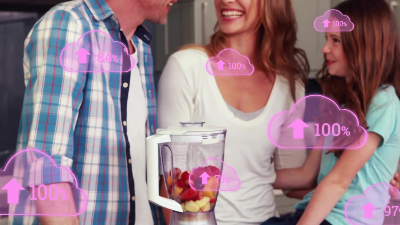 Familia activando la licuadora y revisando los iconos de la nube que muestran niveles de nutrición crecientes en la encimera.