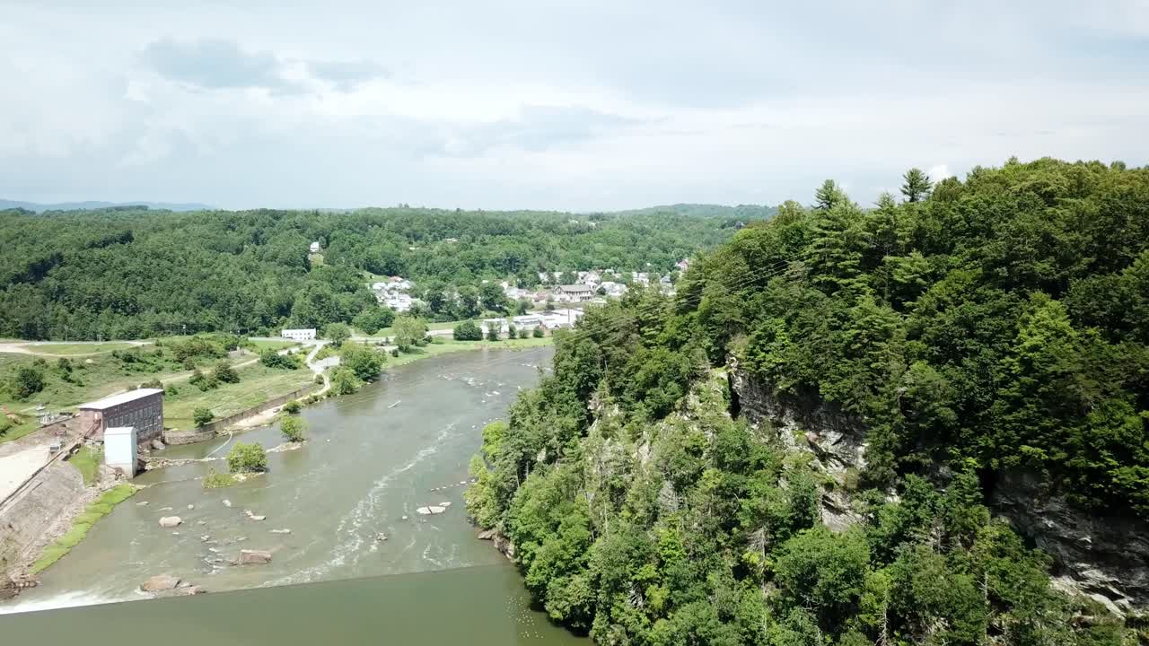 새로운 강을 따라 오래된 방직 공장 부지 위로 날아가는 배경에서 버지니아 튀김