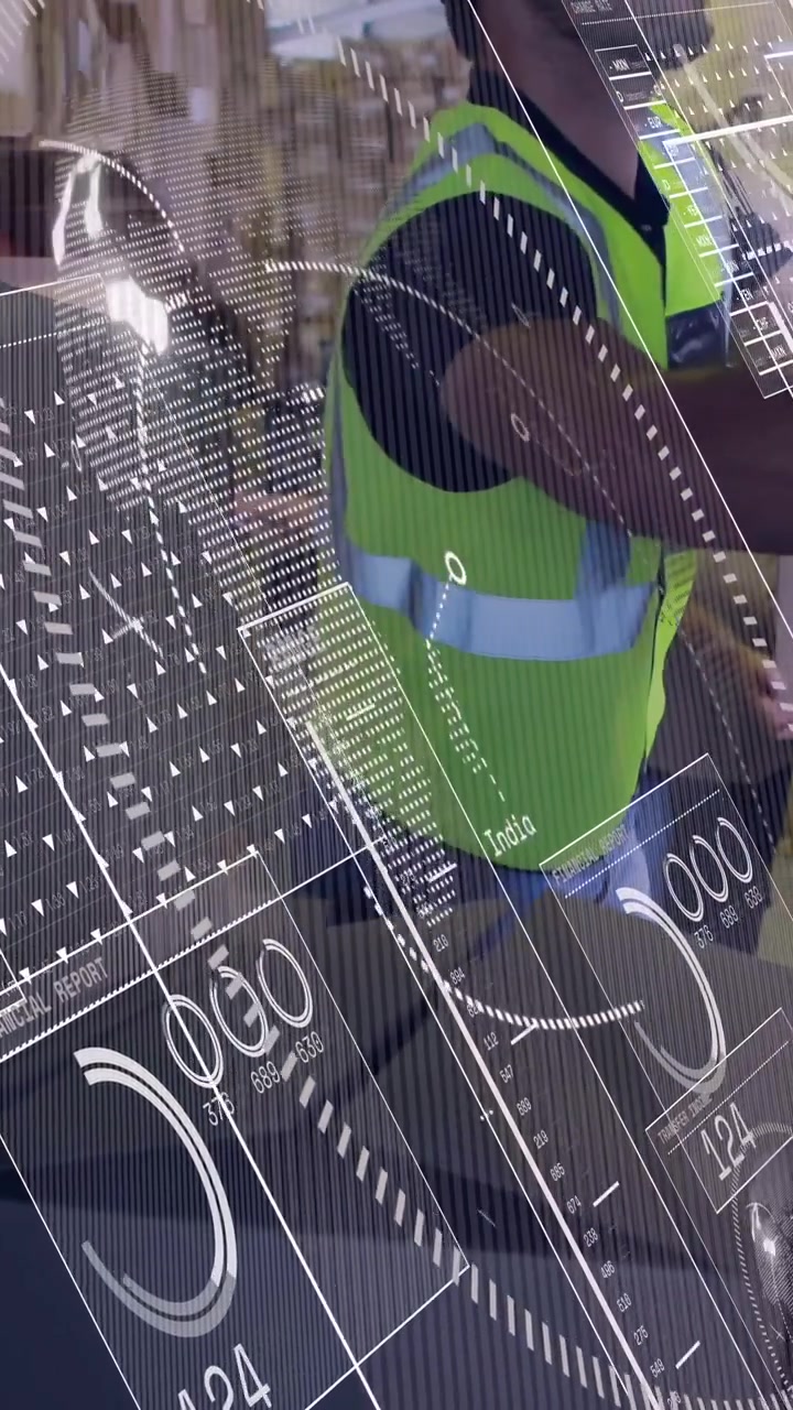 Operaio di magazzino che cammina nel corridoio, donna che scansiona con uno scanner creando sovrapposizioni AR e aggiornando l'HUD.