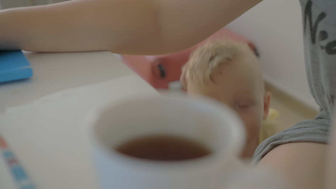 노트북에서 무언가를 하는 어머니 에 서 있는 웃는 아기 소녀