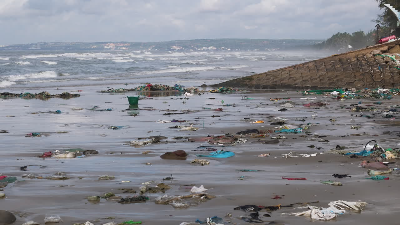 волны бьются о пляж, покрытый мусором в вьетнаме.