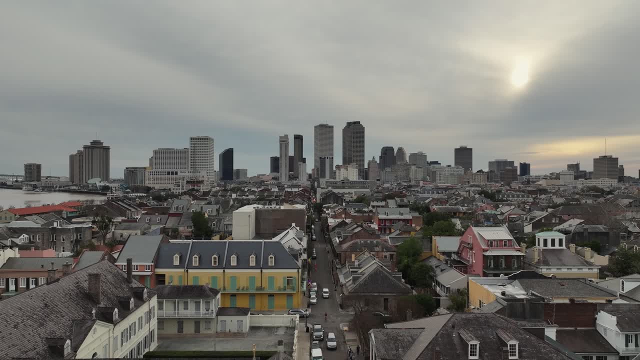 New Orleans an einem bewölkten Tag, Drohnenansicht.