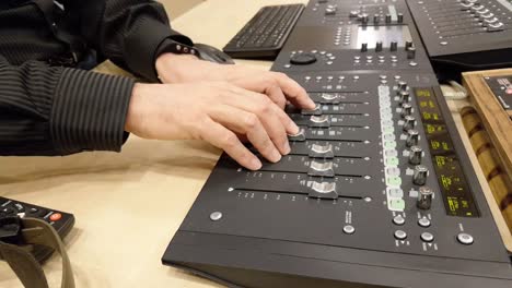 equipo de audio profesional en estudio de audio con ingeniero de sonido.