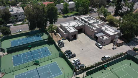 vista aérea de las pistas de tenis y el centro de recreación