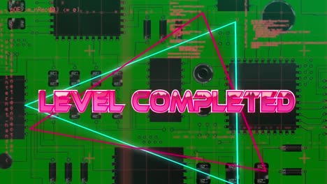 animación de reto de texto metálico rosa aceptado sobre líneas de neón en la placa base de la computadora verde