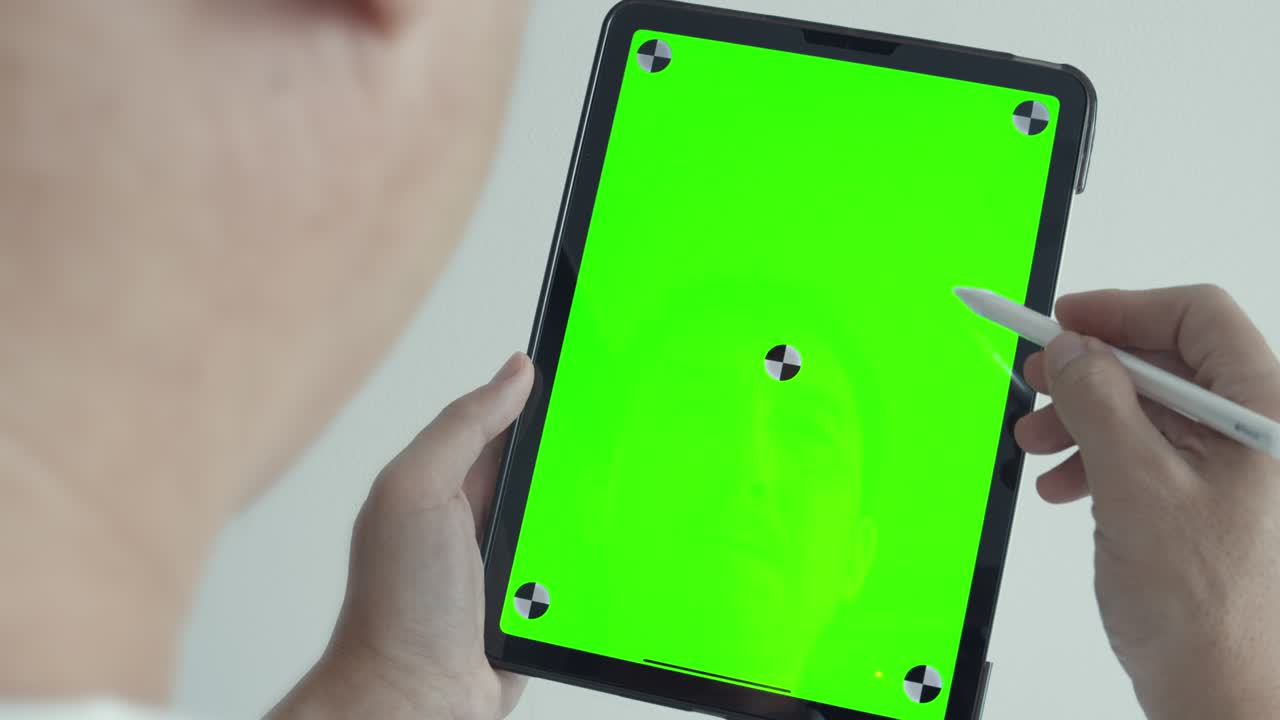 인식할 수 없는 남성 외모의 디지털 태블릿, 크로마 키