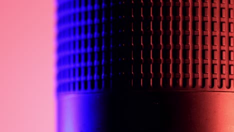 anillo de enfoque de una lente macro, vista de cerca bajo luces rojas y azules