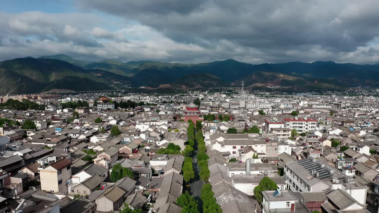 중국 유난 지방의 웨이산에 있는 건물과 풍경.