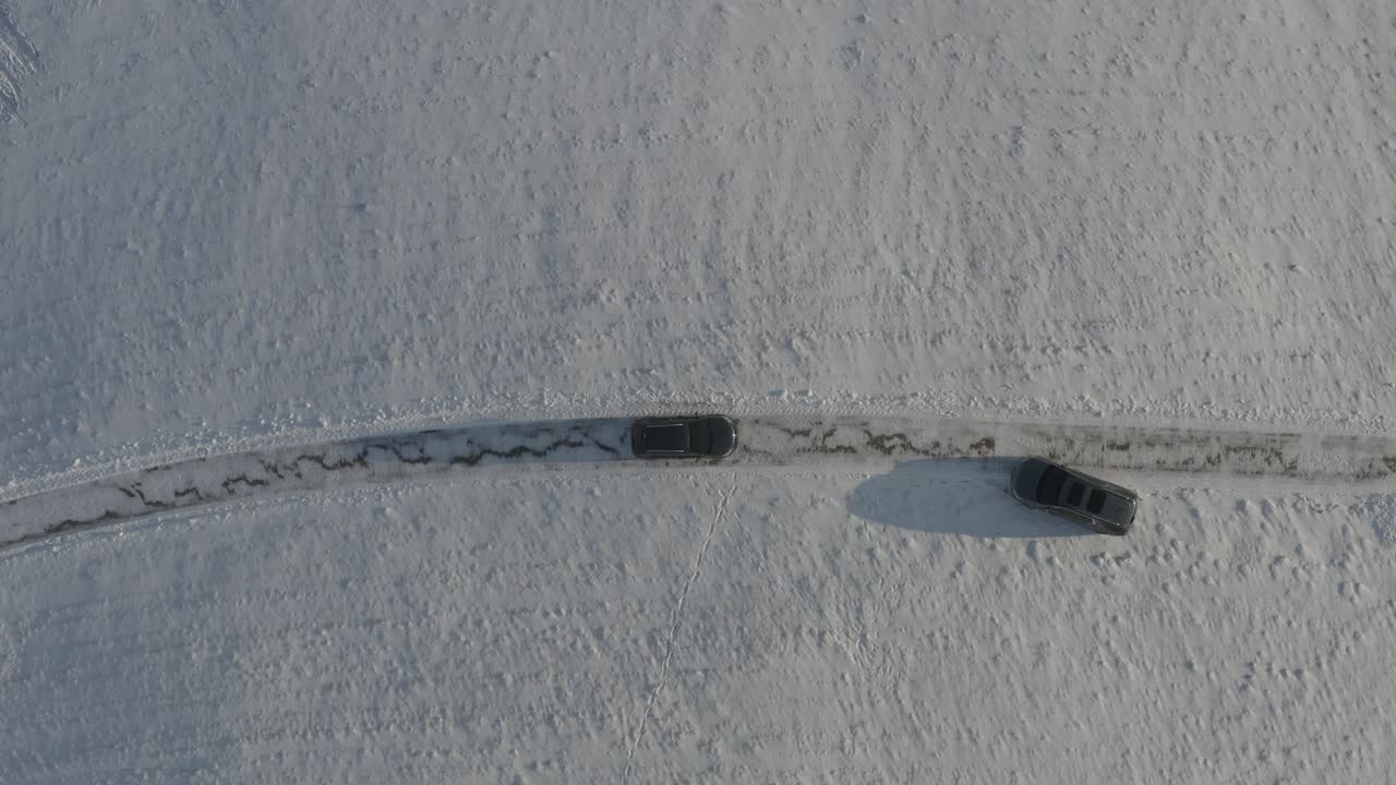 cedere a un'auto incontrata in un vicolo cieco nella neve