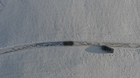 在雪地中遇到的死路上向一辆车屈服