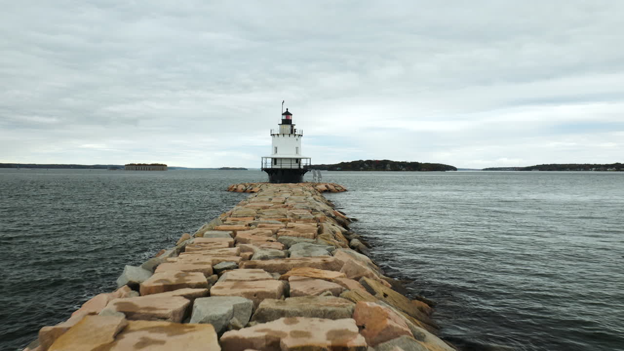 Splendida ripresa aerea grandangolare che sorvola il Faro di Spring Point Ledge, Maine
