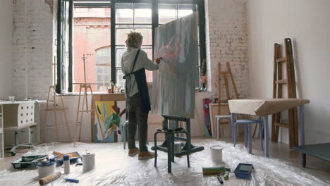 artista pintando en el interior