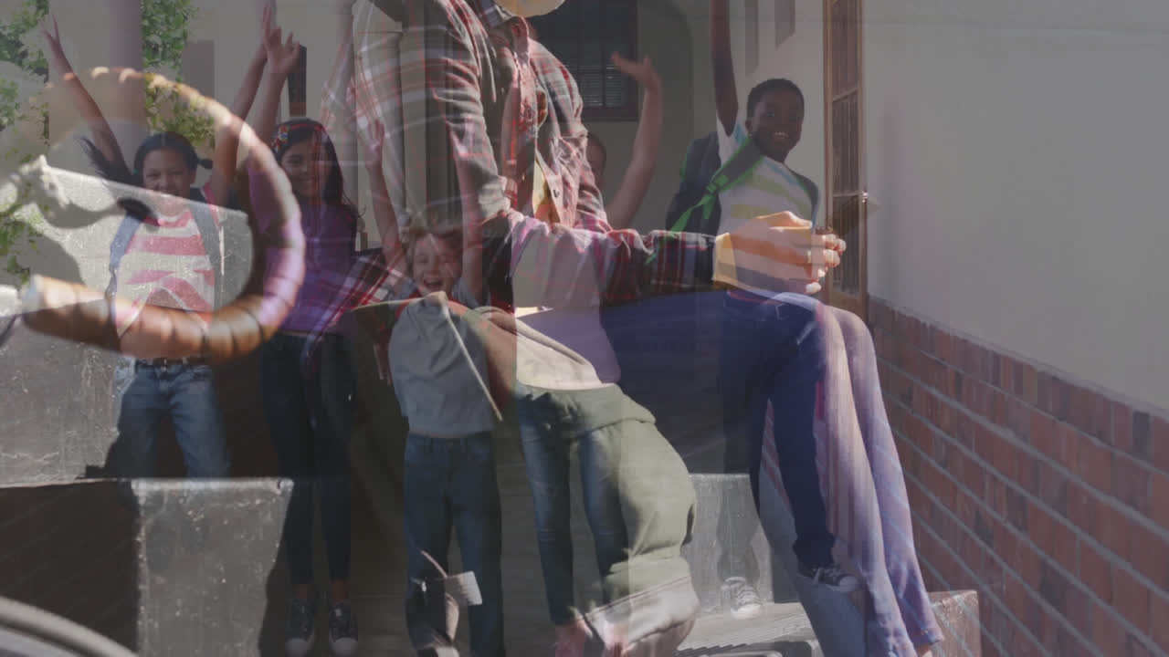 학교 복도에서 점프하는 아이들을 상대로 스마트폰을 사용하는 얼굴 마스크를 착용한 여성