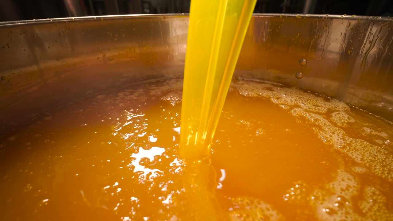 Versare il liquido arancione