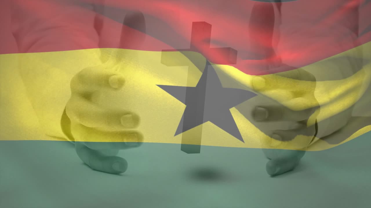 Ghanas flag blafrende, en mand inden for uddannelse bevæger hænderne og løfter hånden til brystet, fremhæver et korsvedhæng.