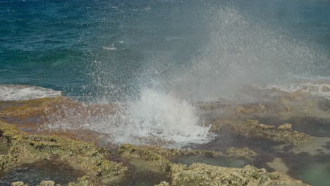 fotografía de cerca del agujero de soplo en tinian, islas marianas del norte