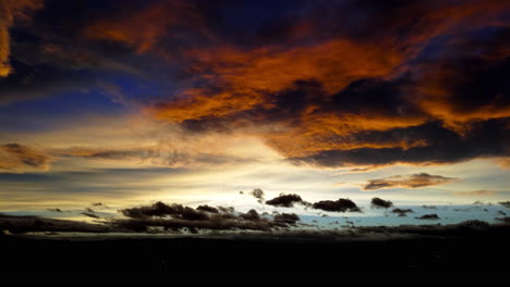 puesta de sol justo después del tifón en miyazaki, japón