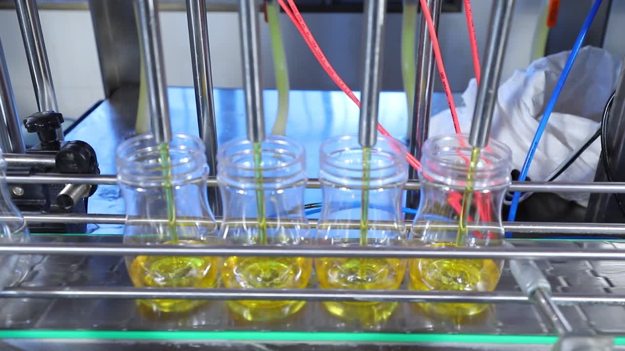 음료 공장 인테리어: 주스 또는 물을 위한 병이 있는 컨베이어, 현대적인 장비