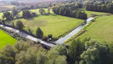 Carretera-De-Campo-Con-Puente-De-Canal-En-Zona-Rural-De-Inglaterra---Toma-Aérea-De-Drones