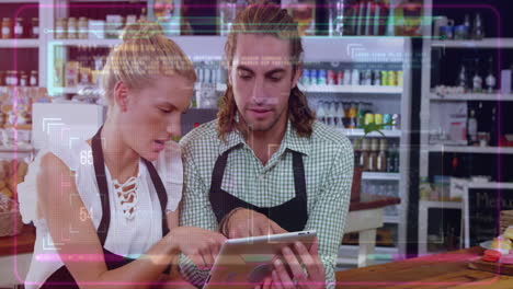 animación del lenguaje informático sobre compañeros de trabajo caucásicos usando tableta digital en una cafetería