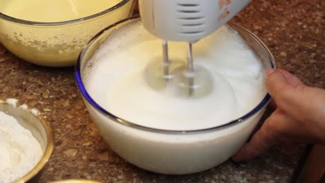 batir las claras de huevo con la batidora hasta que estén firmes, los ingredientes del bizcocho, estático