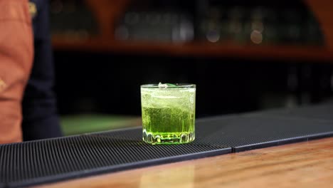 Grüner-Mix-Cocktail,-Mineralwasser-In-Der-Mexikanischen-Bar,-Gin-Mixologie,-Erfrischende-Limonade,-Apfel-Zitronen-Traube-Getränk,-Lateinamerikanisches-Mexikanisches-Bar-Cantina-Restaurant