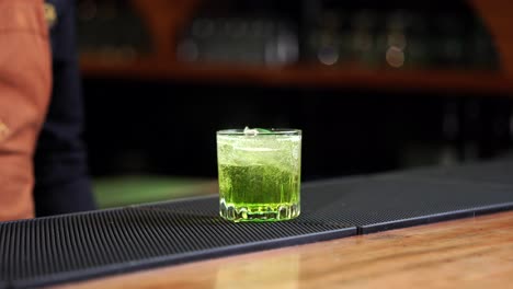 mezcla verde cóctel agua con gas en bar mexicano ginebra mixología refrescante soda manzana limón uva bebida latina bar mexicano restaurante de cantina