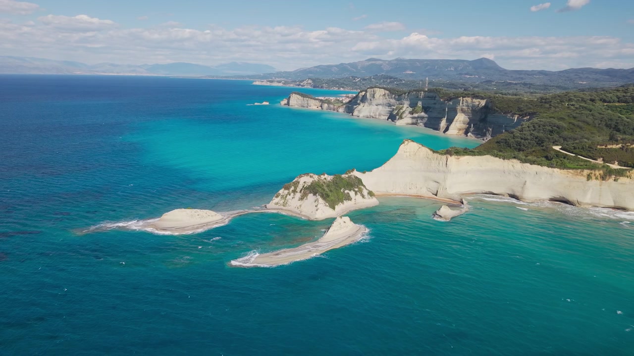 Riprese drone delle suggestive scogliere di argilla a Capo Drastis in Grecia.