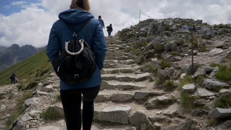 fantástica toma de seguimiento de una mujer escalando las montañas tatra en polonia