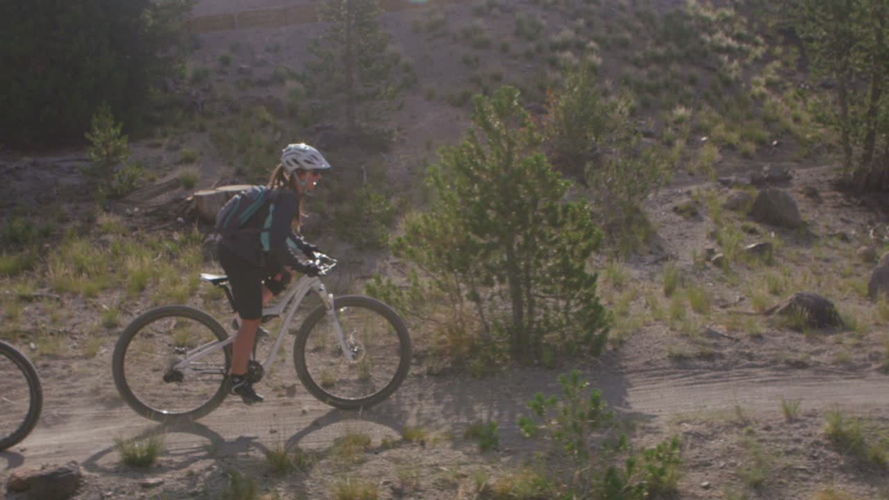 dos ciclistas de montaña recorren un bosque 1