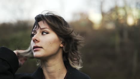 Junge-Frau-In-Einem-Schwarzen-Mantel,-Die-Im-Herbst-Am-Nachmittag-In-Einem-Park-Spazieren-Geht-3