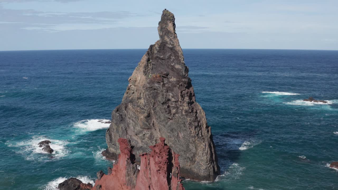산 위를 날아다니며 광활한 푸른 바다에서 아름다운 바위를 드러내는 빛 날, 수평선에서 물, 거품을 만드는 파도