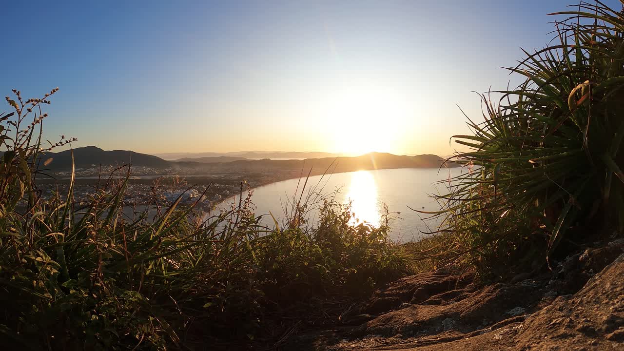 lapso de tempo no topo da montanha sol se pondo no mar e montanhas natureza e praia timelapse em florianópolis santa catarina