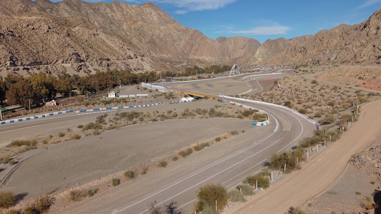 Vista aérea de Autódromo, circuito de carreras de motor en las salvajes montañas andinas, Eduardo Copello El Zonda Quebrada de Zonda San Juan Argentina