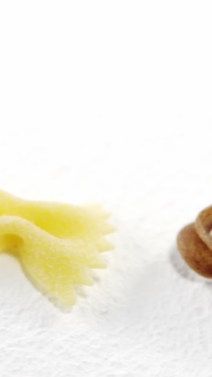Vari tipi di pasta su sfondo bianco