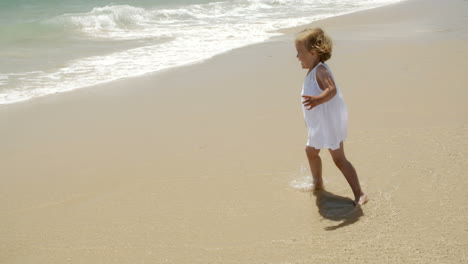 Kleines-Süßes-Mädchen-Am-Strand