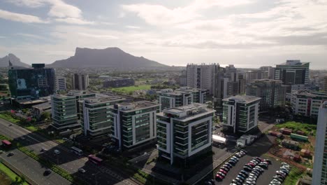 Ebene,-Mauritius-Mit-Modernen-Gebäuden-Und-Bergkulisse,-Sonniger-Tag,-Luftaufnahme