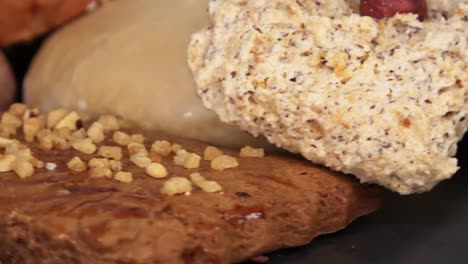 vista selectiva de enfoque en bucle de galletas deliciosas y recién horneadas en un plato en vista de cerca.