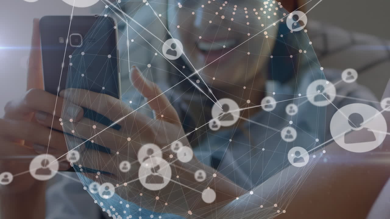 animación de una red de iconos digitales sobre una mujer usando un teléfono inteligente