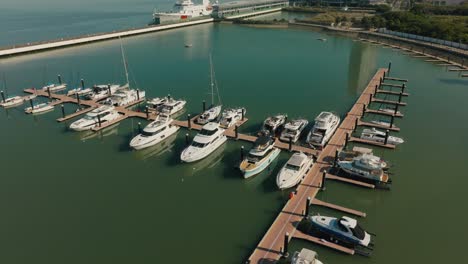 estilo de vida rico y rico, yates caros amarrados en el muelle