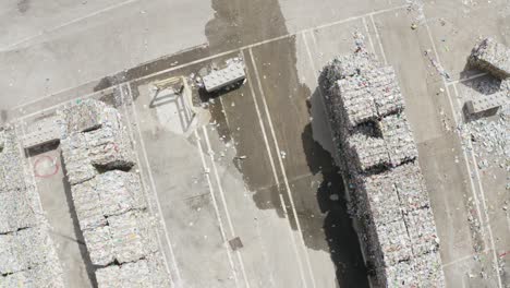 vista aérea de arriba de los residuos de papel apilados en una planta de tratamiento de residuos en francia durante la tarde