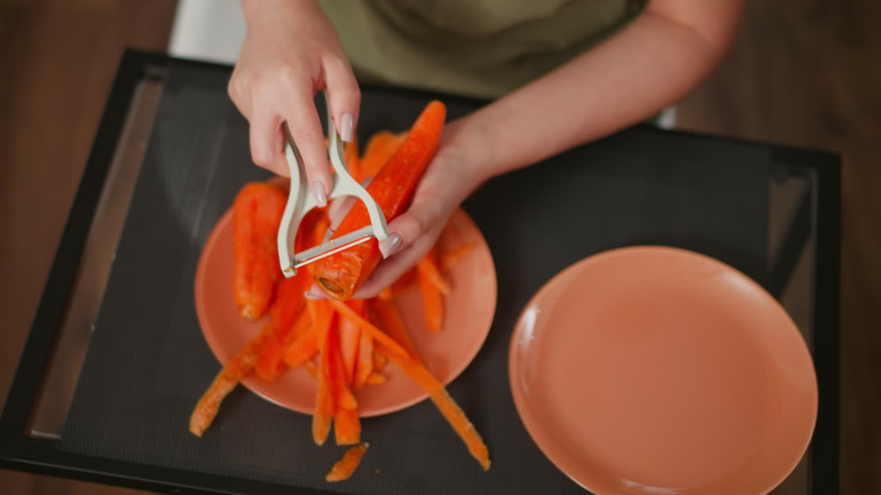 mujer pelando zanahorias