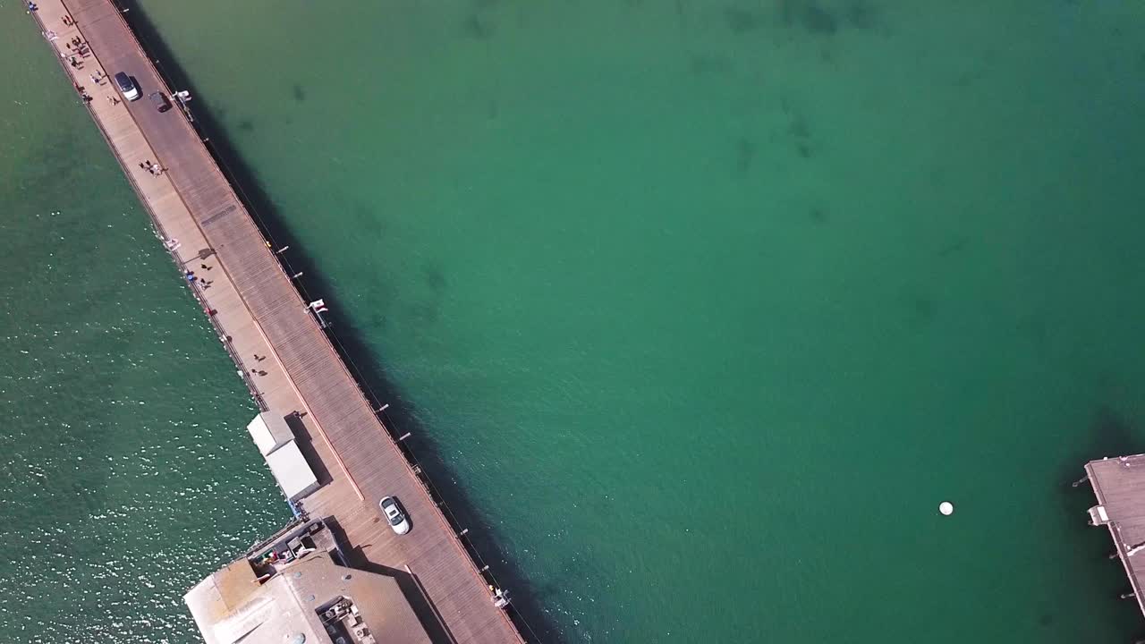 panorámica aérea del muelle de santa bárbara que revela a santa bárbara en el fondo