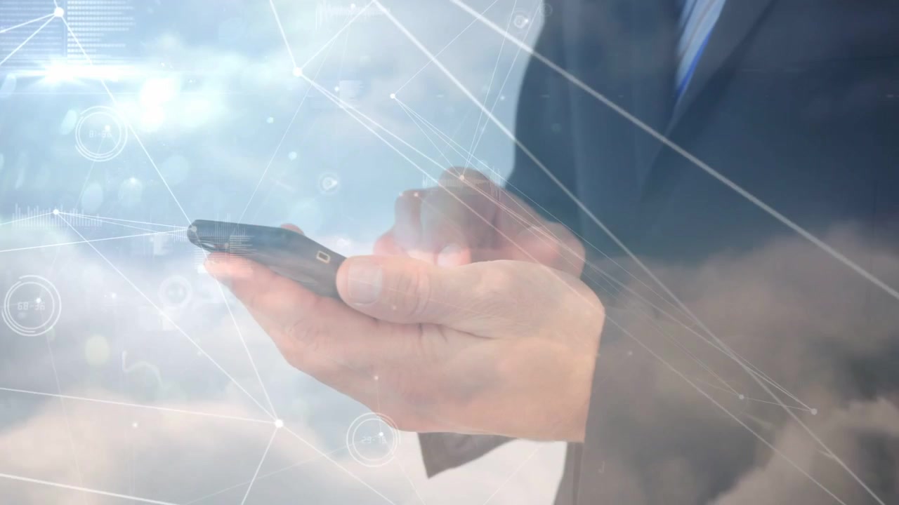 右から登場する男性がスマートフォンを操作し、デバイスを傾けてクラウドネットワークのHUDにアクセスする。
