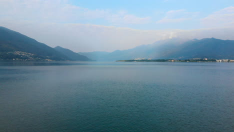 Amplia-Toma-Aérea-Sobre-El-Lago-Maggiore,-Suiza