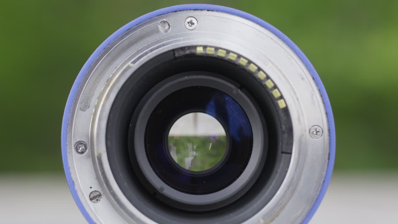 클로즈업 빈티지 전문 카메라 렌즈, 액션 렌즈의 기술적 특징, 녹색 배경에 초상화 렌즈