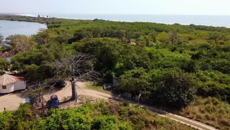 Atemberaubende-Luftaufnahme-Des-Flusses-Gambia-Mit-Einem-Mangrovenwald-Daneben,-Aufgenommen-Bei-Stala-Adventures,-Kartong-–-Gambia