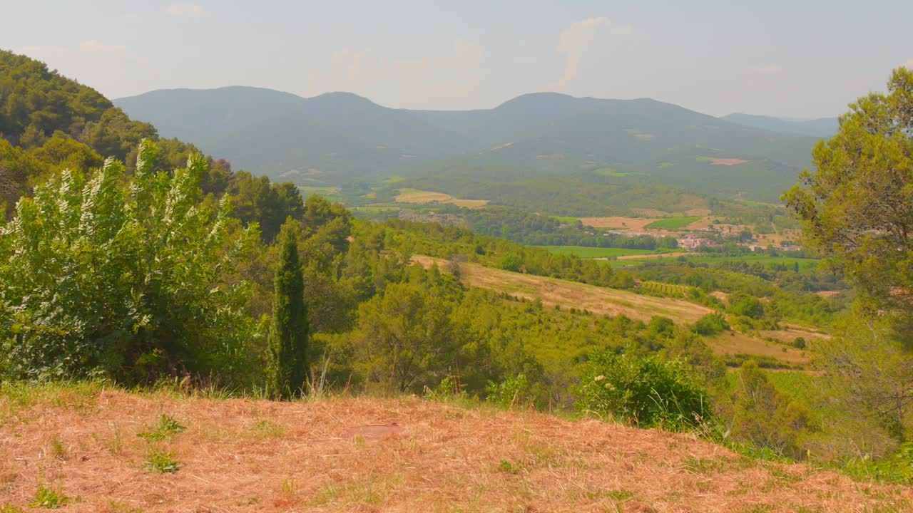 Paesaggio soleggiato nel Parco dell'Haut-Languedoc, Francia, natura e tranquillità