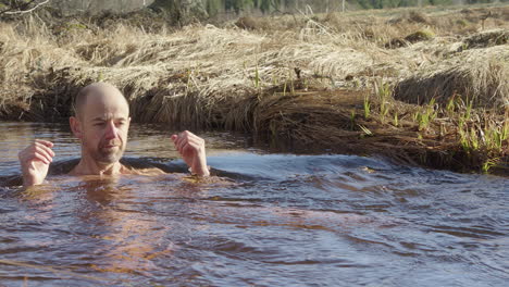 El-Hombre-Europeo-Que-Se-Hunde-En-Frío-En-El-Arroyo-Del-País-Se-Levanta-Y-Sale